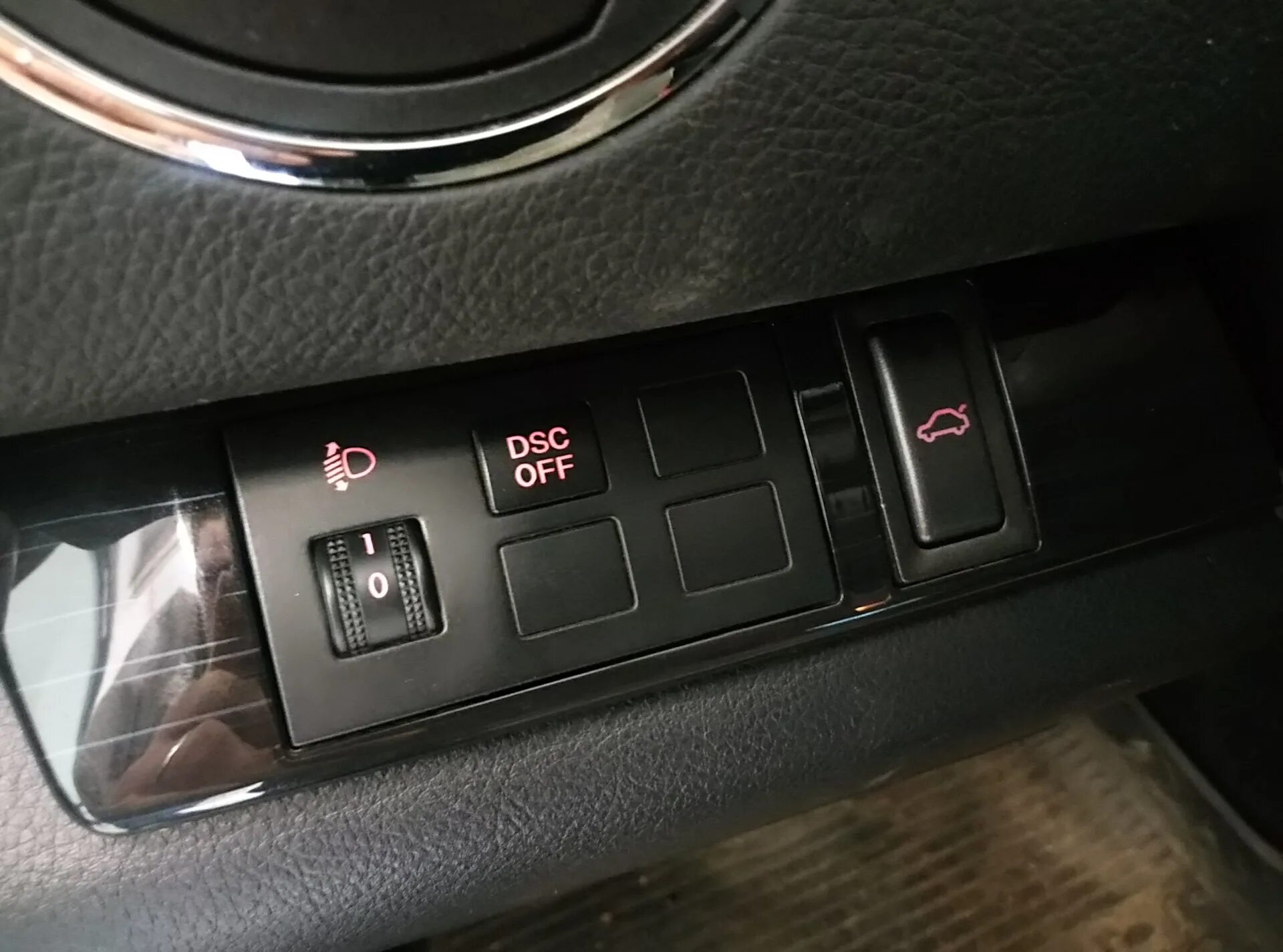 Кнопки мазда 6 gh. Кнопки в Лексус 570. Subaru Forester 2008 кнопка открывания багажника. Mazda 6 GH кнопки на панели.