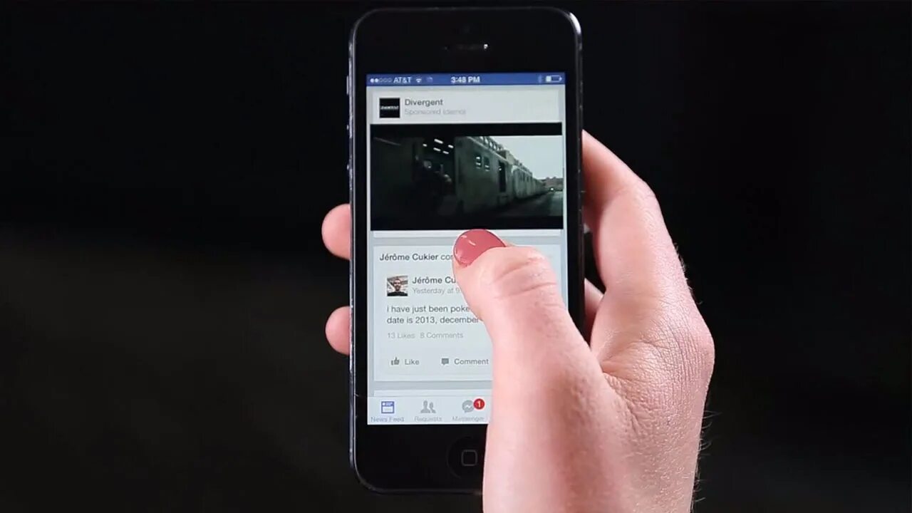 Facebook Video. Новостная лента в телефоне. Листает ленту новостей. Лента Фейсбук в телефоне. Сохраненные видео на смартфоне