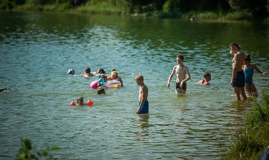 Почему в озере купались. Купание в озере. Пляж на реке. Купаться в озере. Искупались в озере.