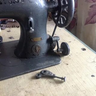 Зингера иголочку сломала