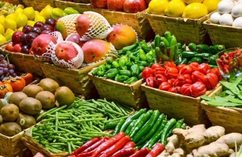 Где купить фрукты овощи. Овощи на прилавке. Овощи и фрукты. Ассортимент овощей. Фруктовый рынок.