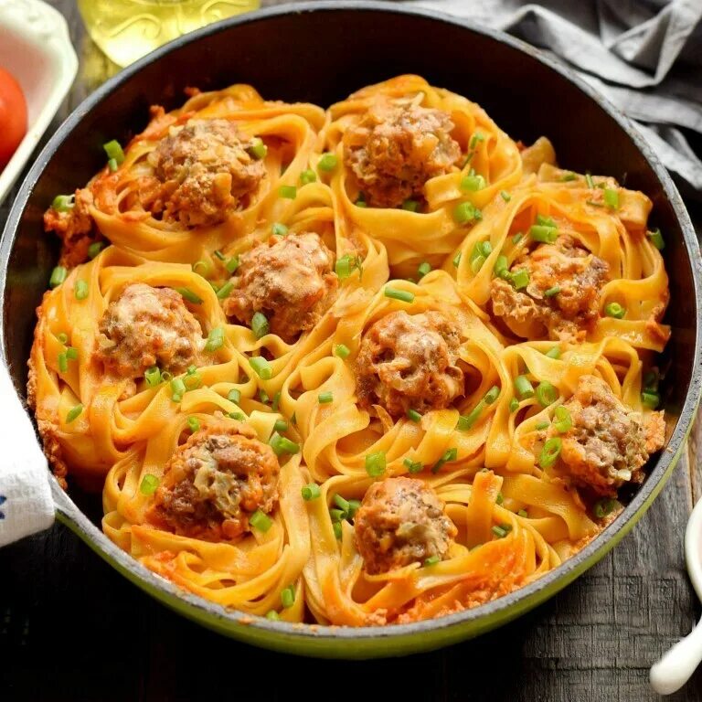 спагетти с плавленным сыром. макароны с сыром. цветные макароны. макароны с сыром и колбаской. паста с яйцом.