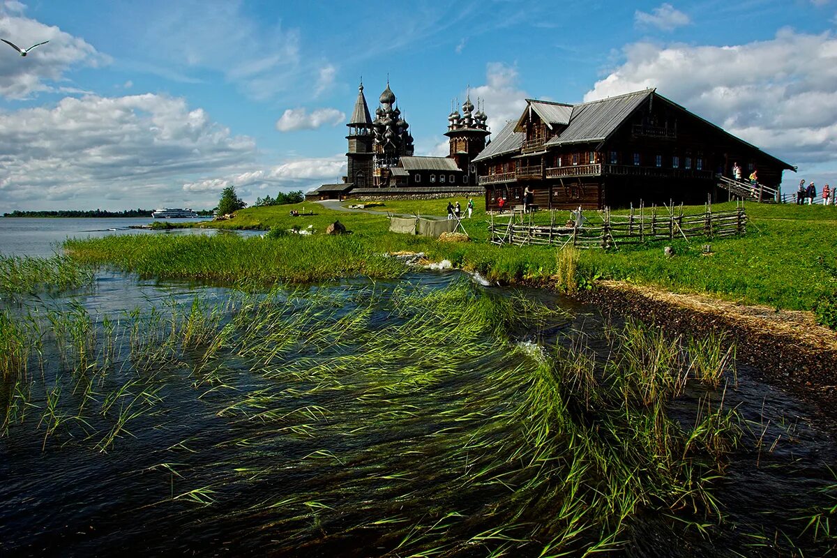 Kizhi island. Кижи музей-заповедник. Остров Кижи Карелия. Остров музей Кижи Карелия. Заонежская деревня Кижи.