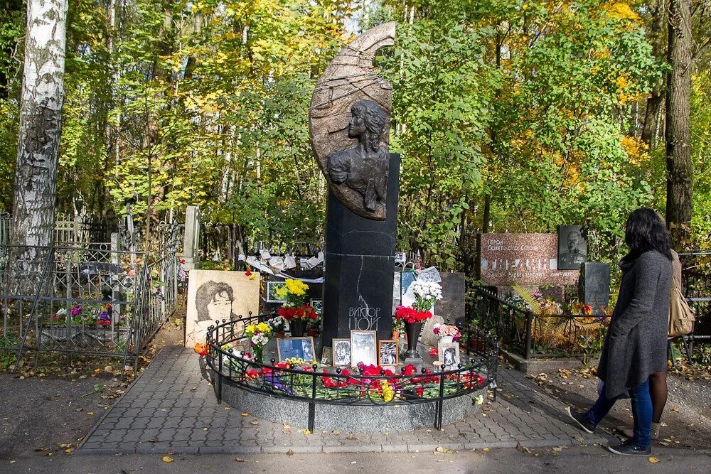 Где стоит могила. Могила виктора цоя на богословском кладбище. могила виктора цоя в санкт-петербурге. могила виктора цоя на богословском кладбище в санкт-петербурге.