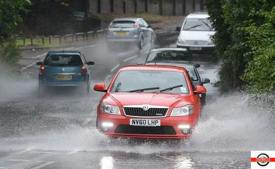 Езда в дождь. Управление автомобилем в дождь. Ливень на дороге. Езда в ливень на автомобиле. Driver rain