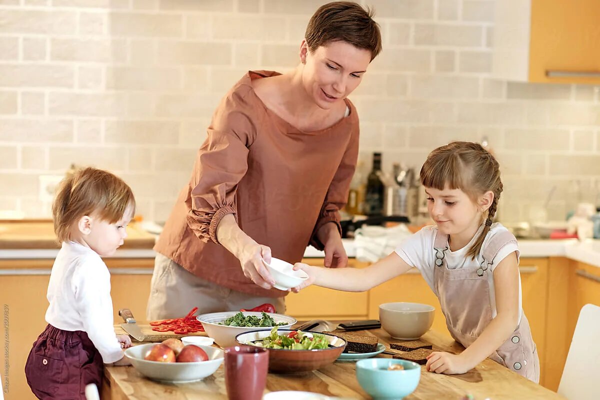 Общение детей. Mom prepare lunch. Тема helping mom. Mum. What s mum doing