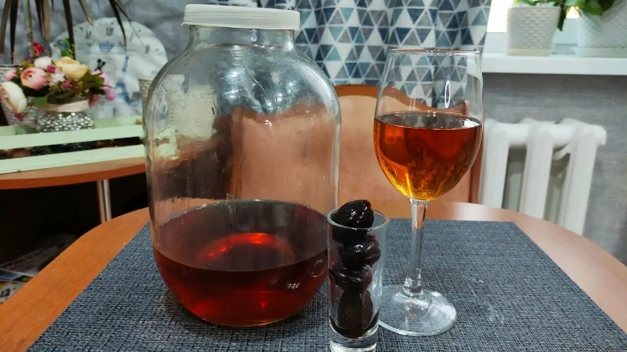 Настойка самогона на черносливе. Чернослив на коньяке. домашний коньяк на черносливе. домашний коньяк на самогоне с черносливом. домашний коньяк из самогона с черносливом.