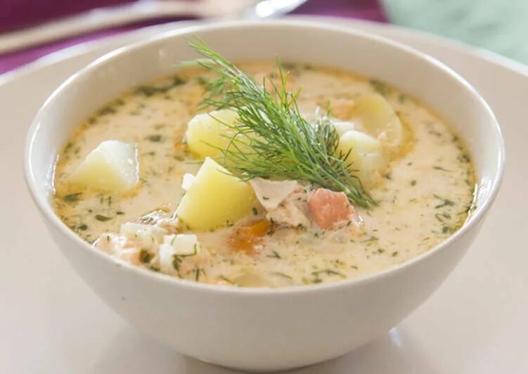 Финский рыбный суп лохикейтто. Финская уха со сливками. Финский суп лохикейто. Финский рыбный суп лохикейто. Финский суп nakkikeitto.