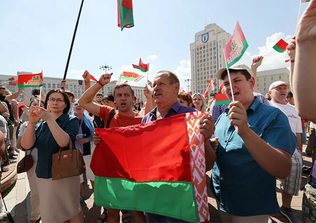 Последние главные новости беларусь. Митинг за Лукашенко 2020. Минск митинг Белорусские флаги. Беларусь люди. Митинг в Минске 16 августа 2020.