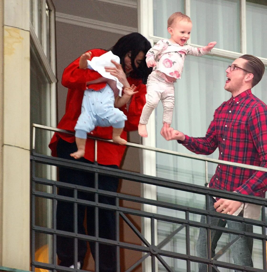 Папы с малышами вверх тормашками. Держит ребенка с балкона. Отец держит ребенка.