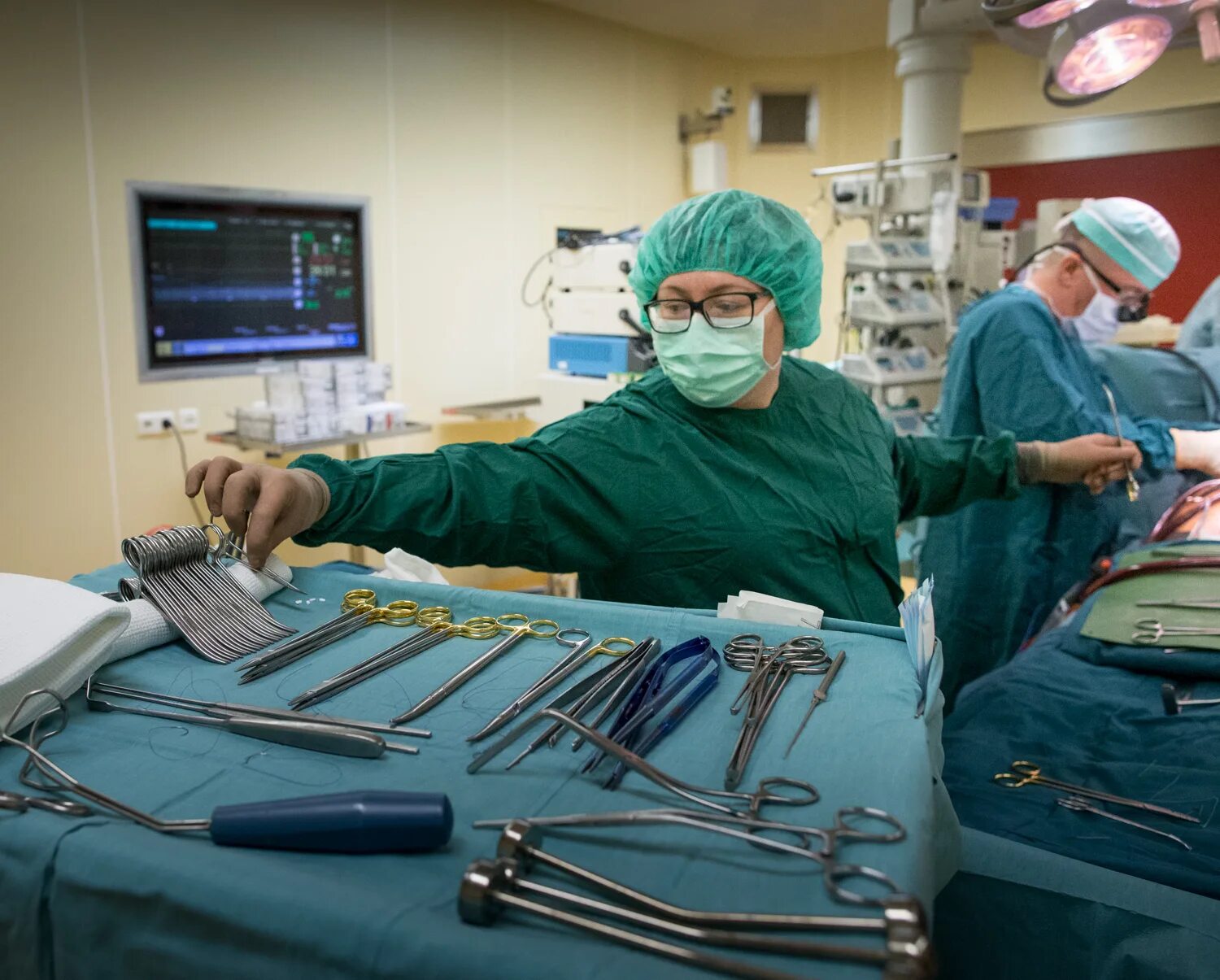 Операционные медицинские сестры. Операционная медсестра. Операционная хирургическая. Операционная медсестра. Медсестра в операционной.