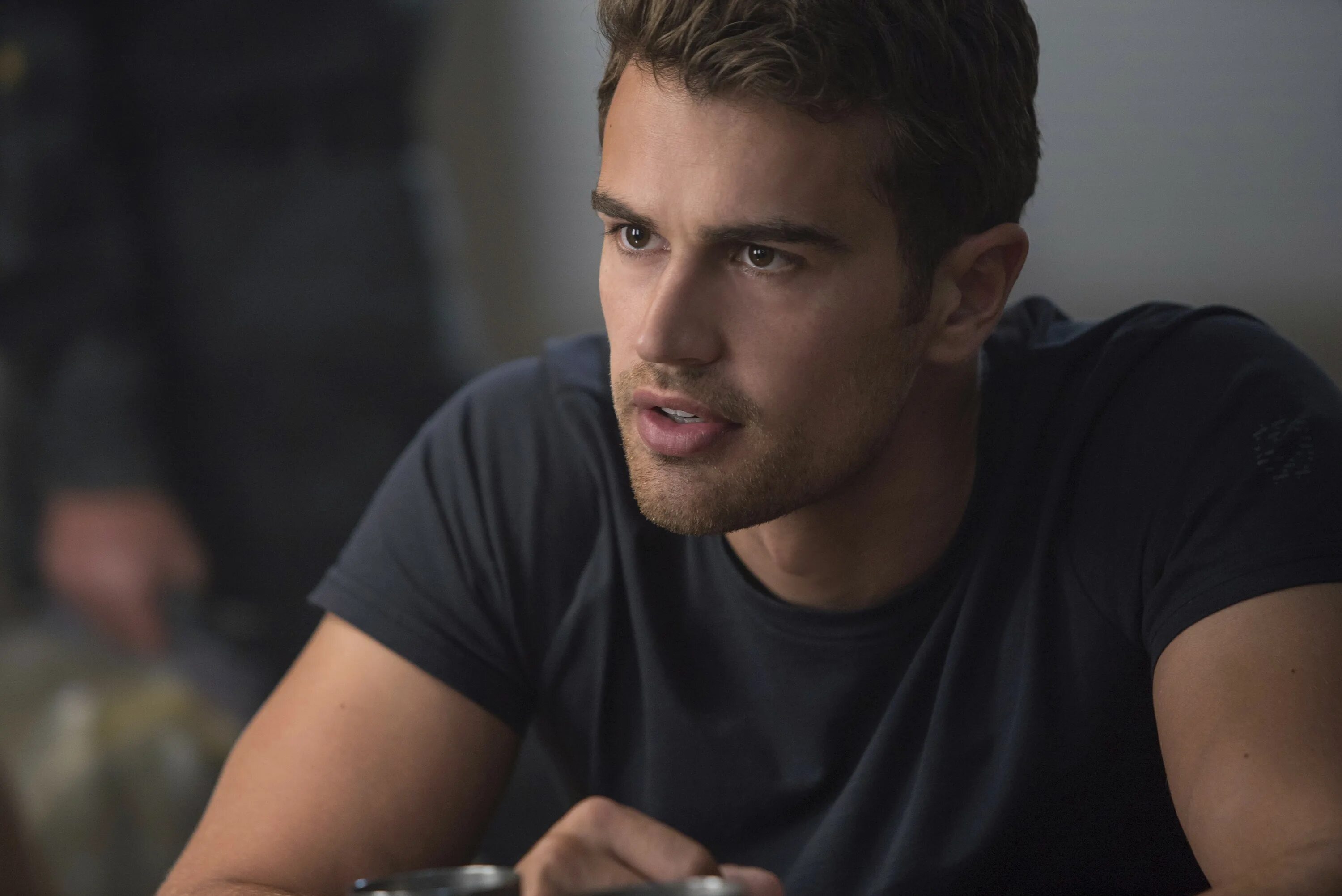 Главный герой. Тео Джеймс. Theo James Дивергент. Тобиас Итон Дивергент. Дивергент актеры Тео Джеймс.