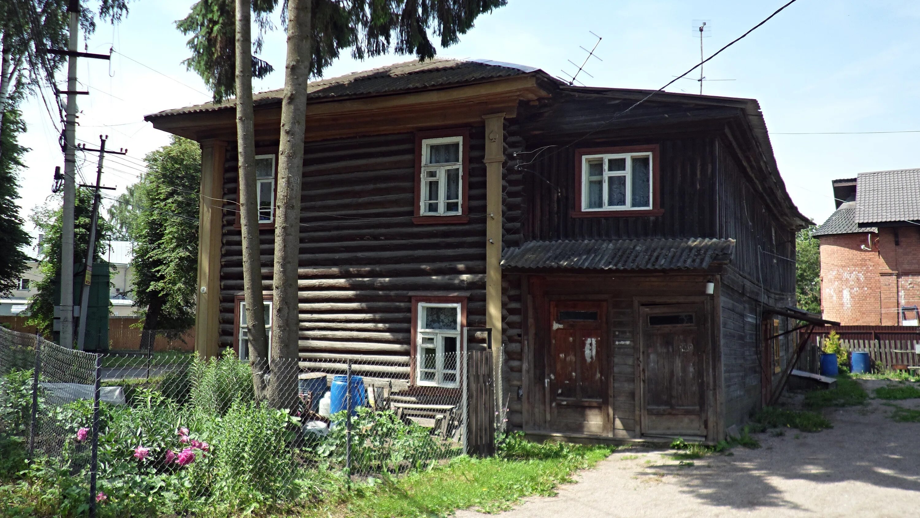 Красота среди разрухи: прогулялись по улицам Переславля и увидели обратную сторо