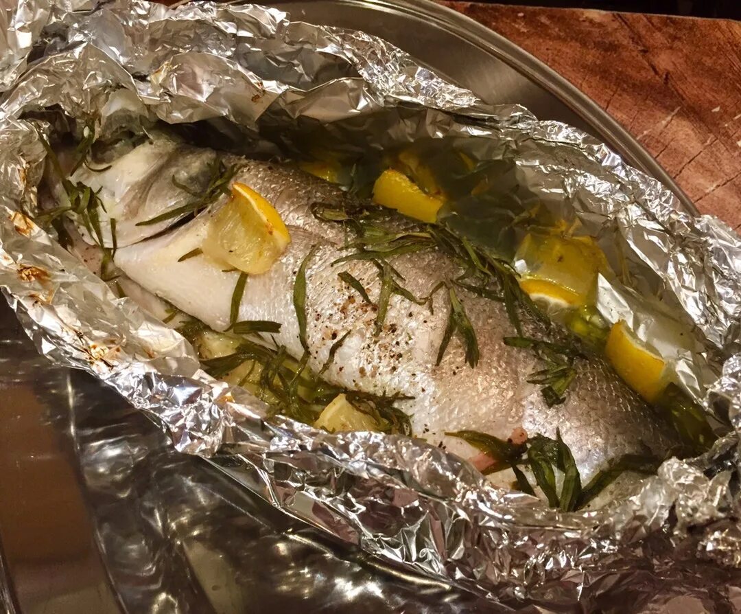 Сколько готовят рыбу в духовке в фольге. Рыба Тархун. Форель с тархуном. Запеченная рыба с тархуном. Дорадо запеченная в фольге.