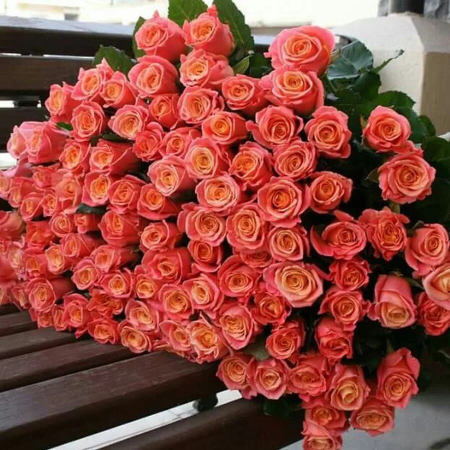 Большая охапка. Красивая охапка цветов. Красно желтые розы букет. Красивая охапка цветов. Красивые большие букеты.