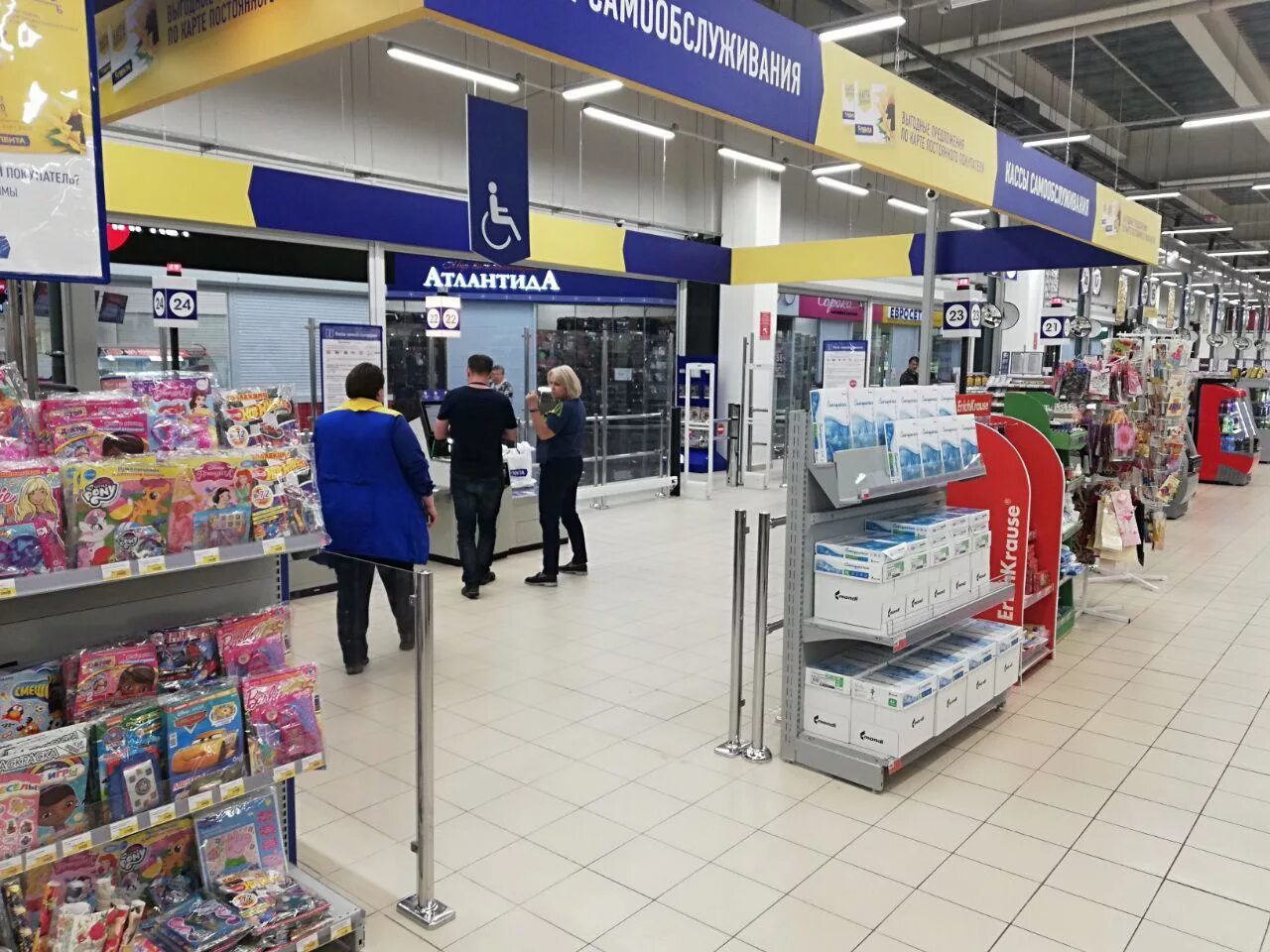 Гипермаркет банков. Гипермаркет банков. Перекрёсток (сеть магазинов). Торговый зал продуктового магазина. Гипермаркет банков.