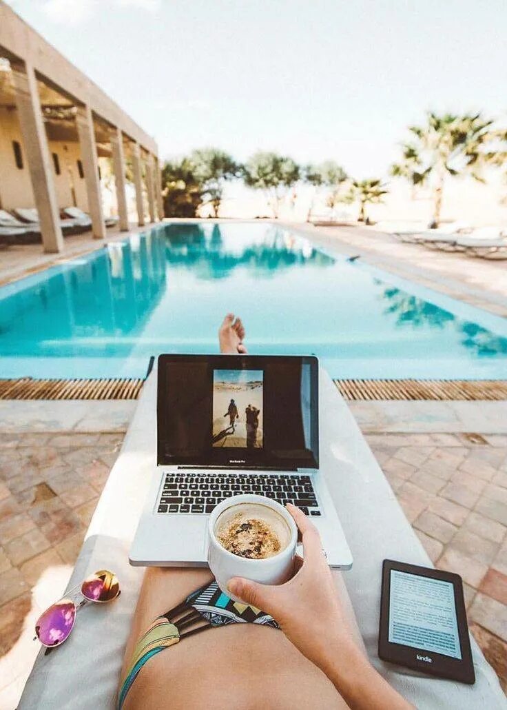 С ноутом в бассейне. Удаленная работа. С ноутбуком на пляже. С ноутбуком на море.
