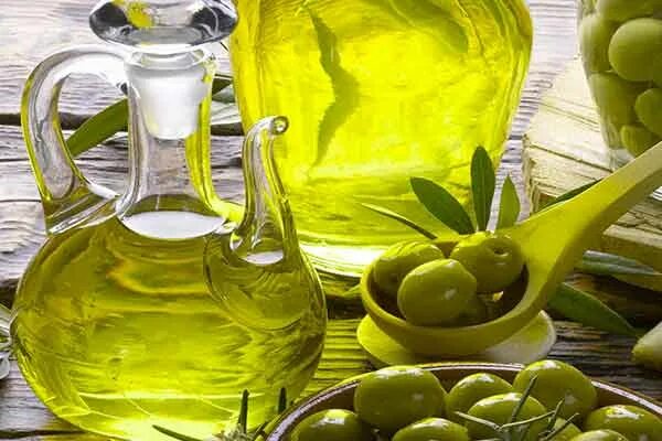 Оливковое масло. Цвет оливкового масла. Оливковое масло арабское. Оливковое масло в кувшине.