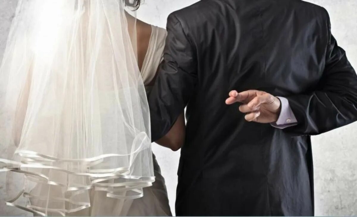 Фиктивный бракосочетание. Межнациональные браки. Девушка вышла фиктивно замуж. Молодожены. Замужество.