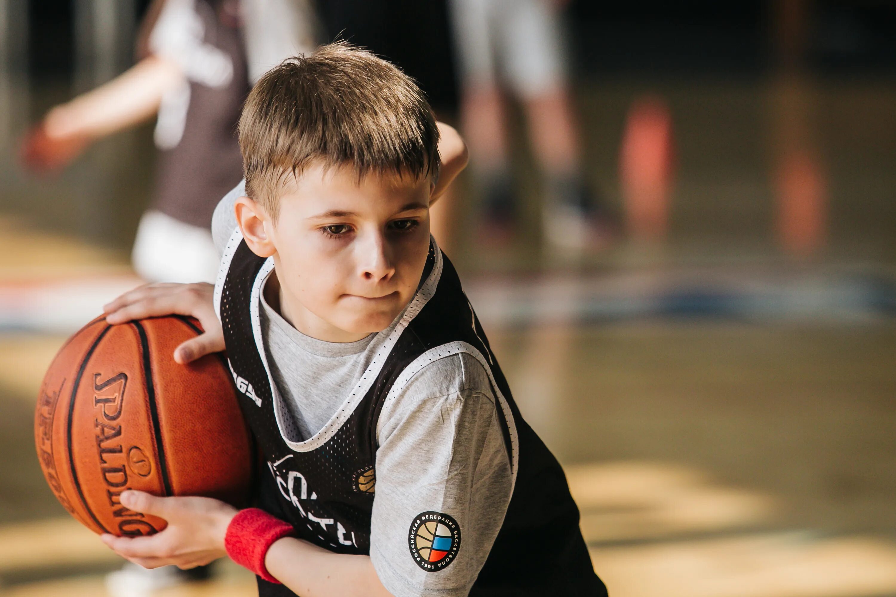 Детский баскетбол. Баскетбол в детском саду. Ребенок занимается баскетболом. Баскетбол подростки. Детский баскетбол.