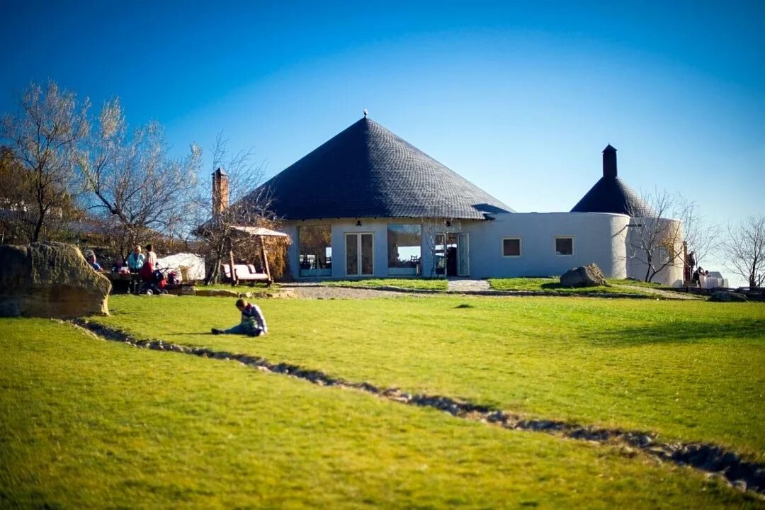 Семигорье новороссийск виноградники. Усадьба семигорье анапа. Усадьба семигорья новороссийск. Семигорье винодельня. Семигорье винодельня анапа.