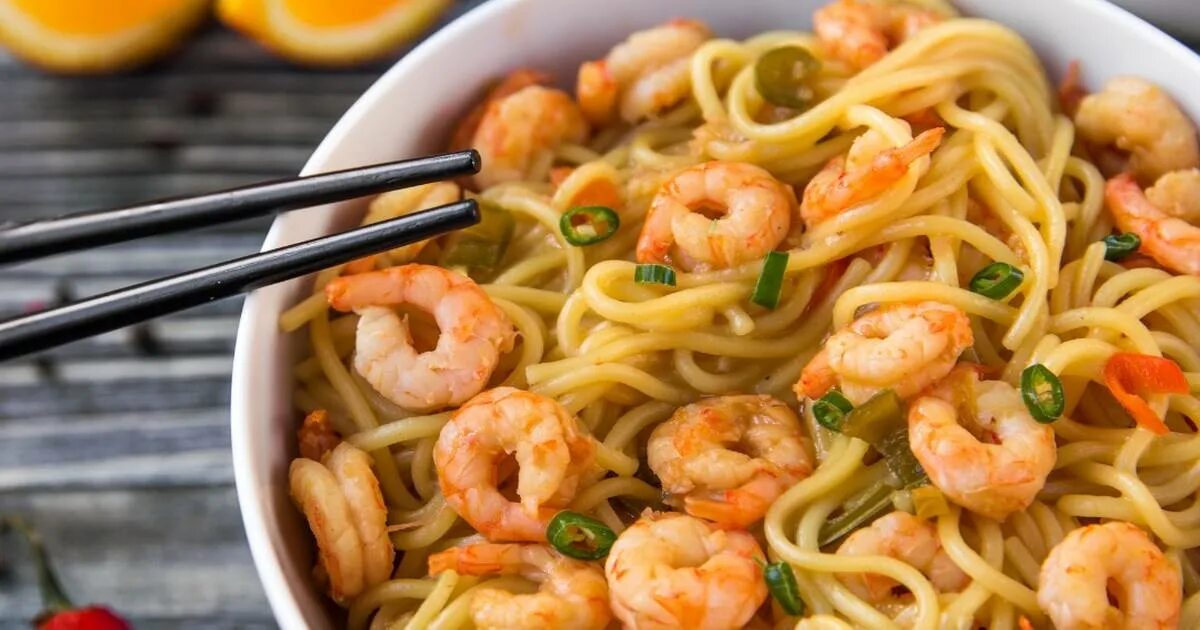 паста с цукини и креветками в томатном соусе. паста карбонара с креветками. спагетти с песто и креветками. рисовая лапша вок. лапша с креветками с соусом.