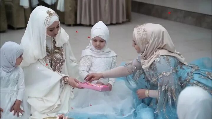 Нашид про сестер. Поставь видео нашид про хиджаб. Hijab sister. Biz baxtsiz emasmiz baxtlar bizsizdir bezabon emas yurak tilsizdir. Нашид про сестер.