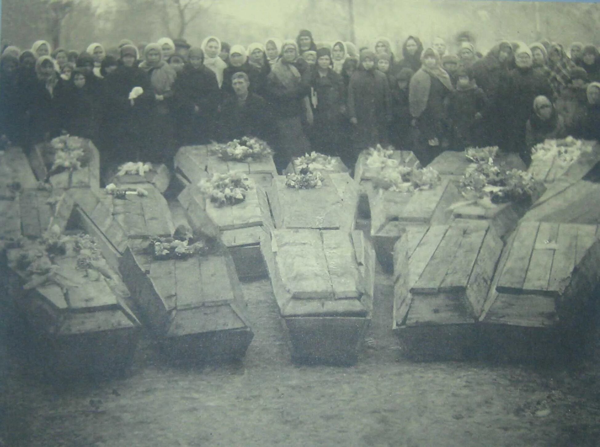 Похороны молодогвардейцев в краснодоне 1943. Памятник молодогвардейцам в ровеньках. Шурф шахты 5 место казни молодогвардейцев. Похороны молодогвардейцев 1943 год. Молодая гвардия место.