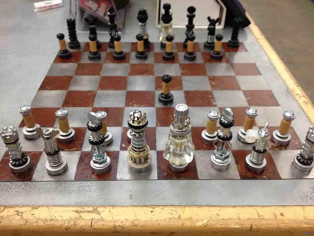 Шахматы своими руками. Шахматы доска. Шахматы своими руками. Кригшпиль шахматы. Шахматы из подручных материалов.