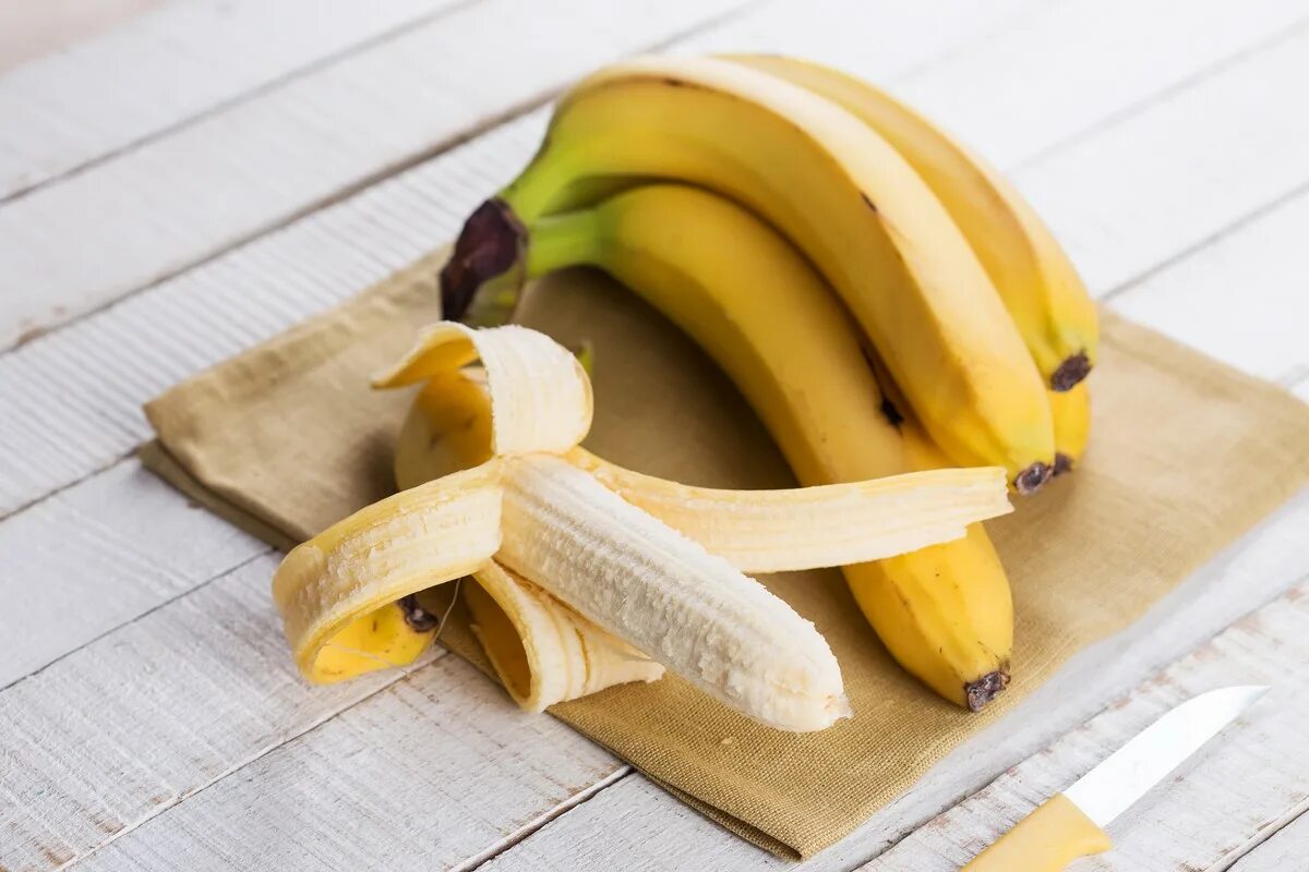 Сколько лежат бананы. Банан. Красивый банан. Бананы в холодильнике. Сырой банан.