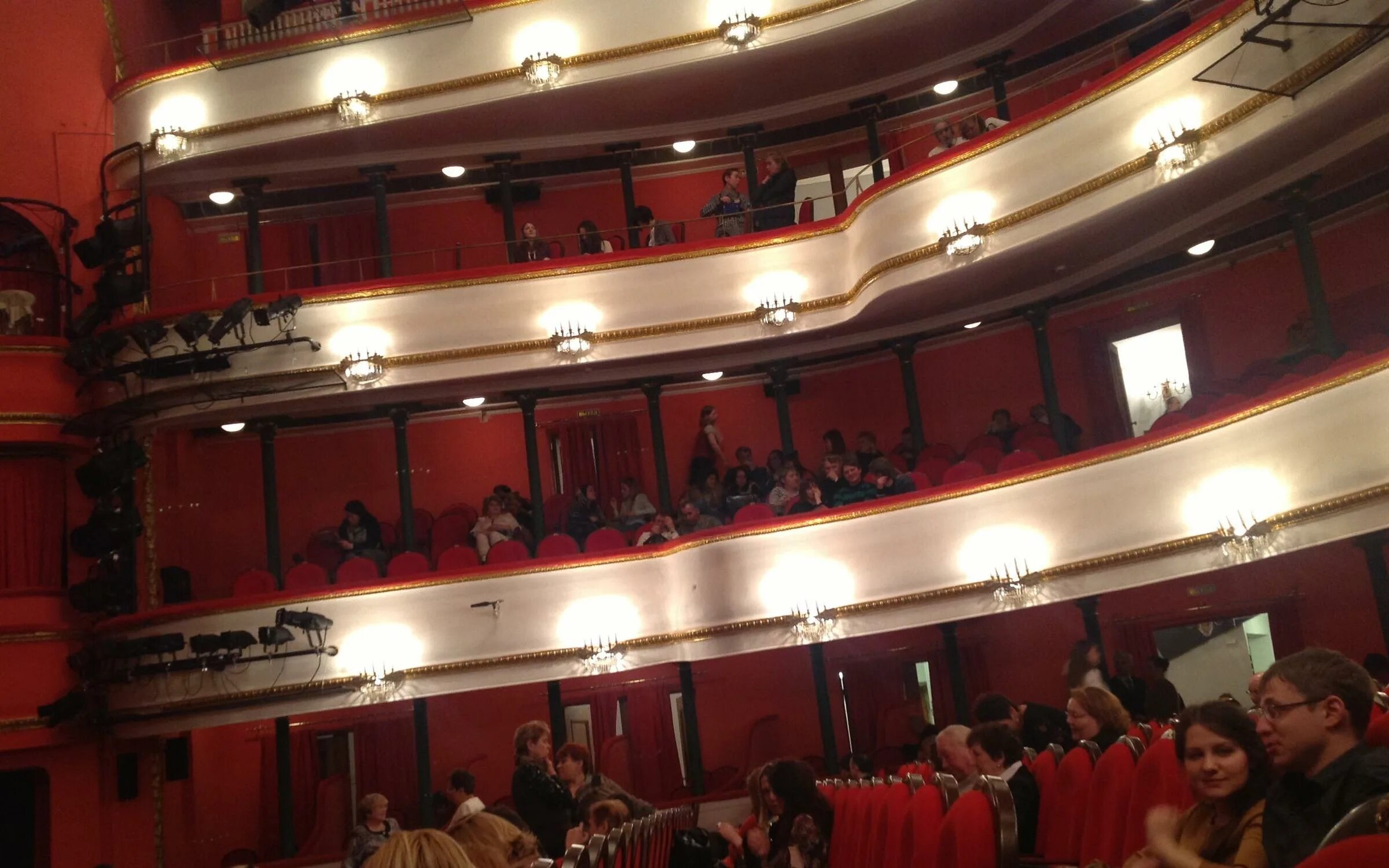 Театр имени маяковского основная сцена. Театр маяковского сцена. Театр маяковского амфитеатр. Театр маяковского сцена. Театр маяковского малый зал.