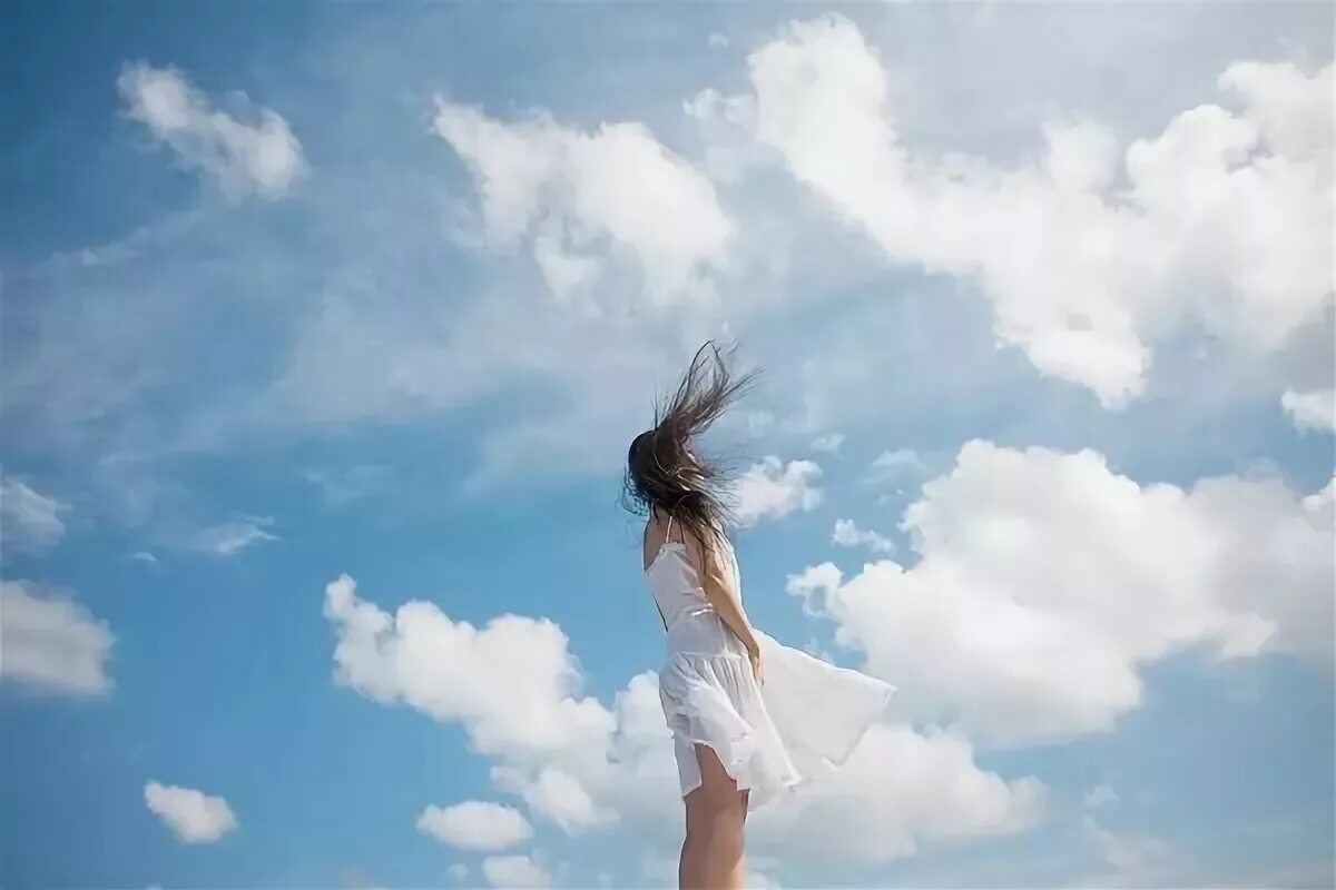 Стремиться ввысь. Девушка в облаках. Девушка и небо. Девушка летает. Девушка на ветру.