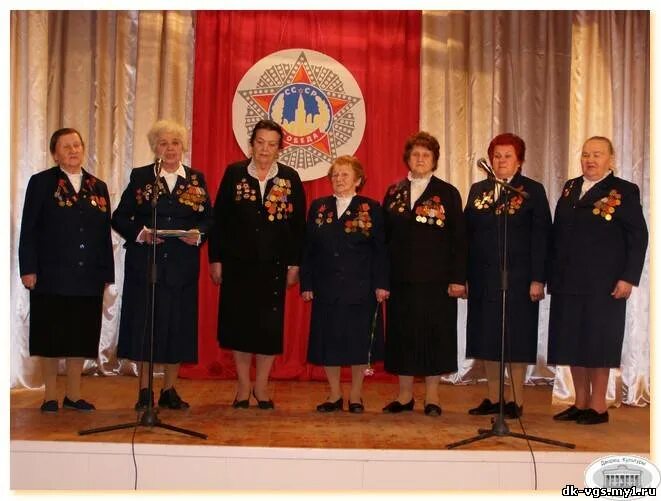 Исилькульская детская школа искусств фото. Хор боевые подруги волгоград. Ансамбль боевые подруги. Хоровой коллектив. Хоровой коллектив.