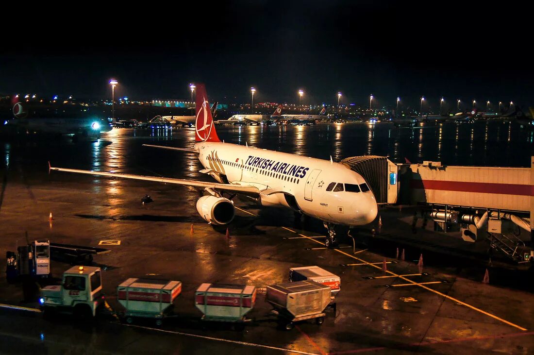 Аэропорт стамбула магазины. Аэропорт стамбула ночью. Сабиха гёкчен аэропорт ночью. Аэропорт стамбула ночью. Аэропорт стамбула lftm.