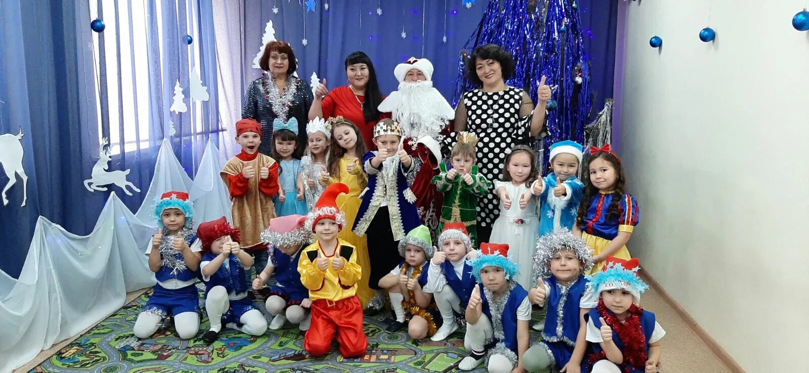 Дракон на утреннике в детском саду. Новый год 2009 утренник детский сад. новый год утренник в детском саду уфа. новогодние утренники 2025 в уссурийске. группа топтыжки в детском саду садик калейдоскоп утренник новогодний.
