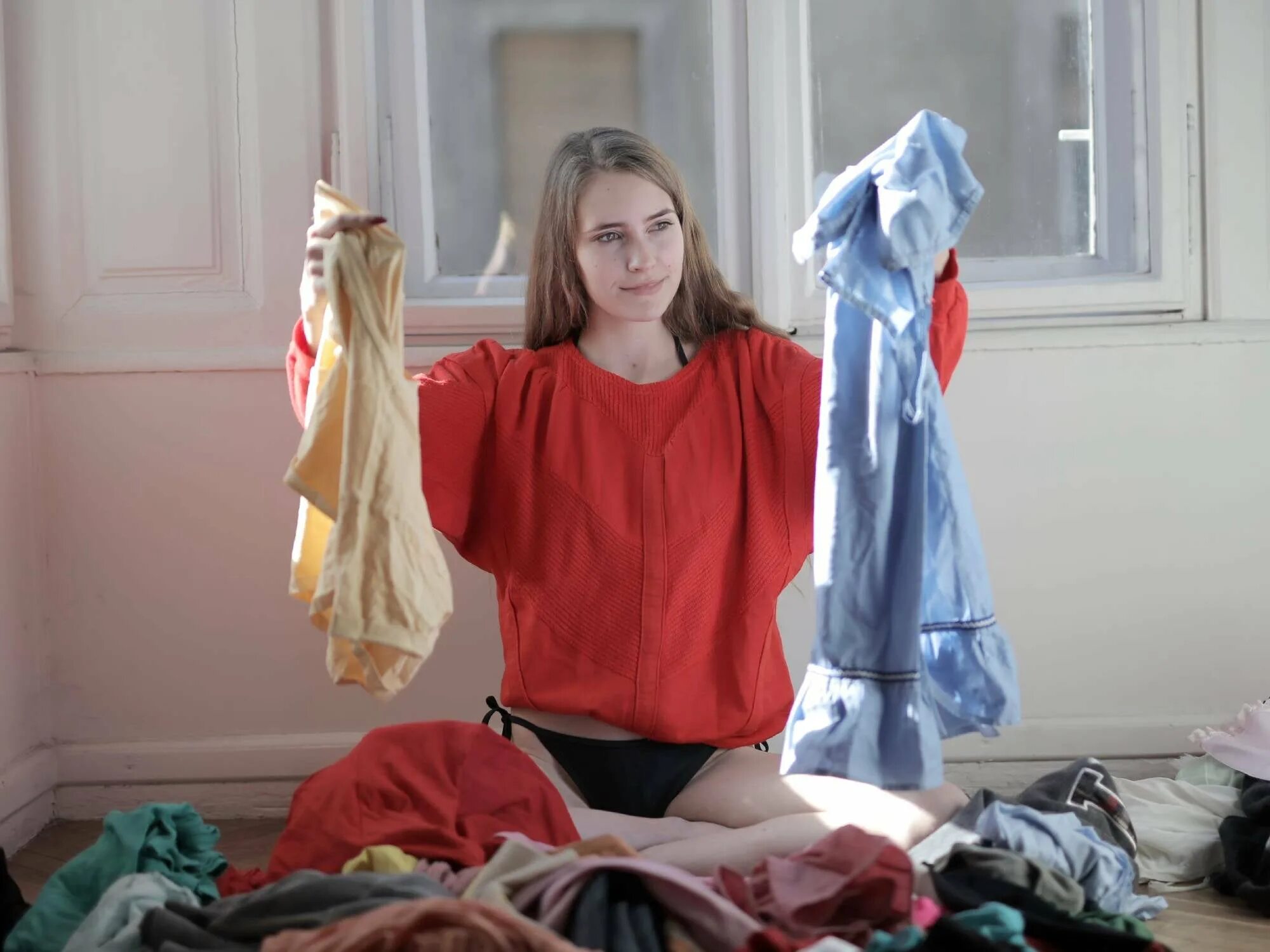 Выкинь одежду делай. Грязная одежда. выброшенная одежда. женщина выбрасывает одежду. сырая одежда.
