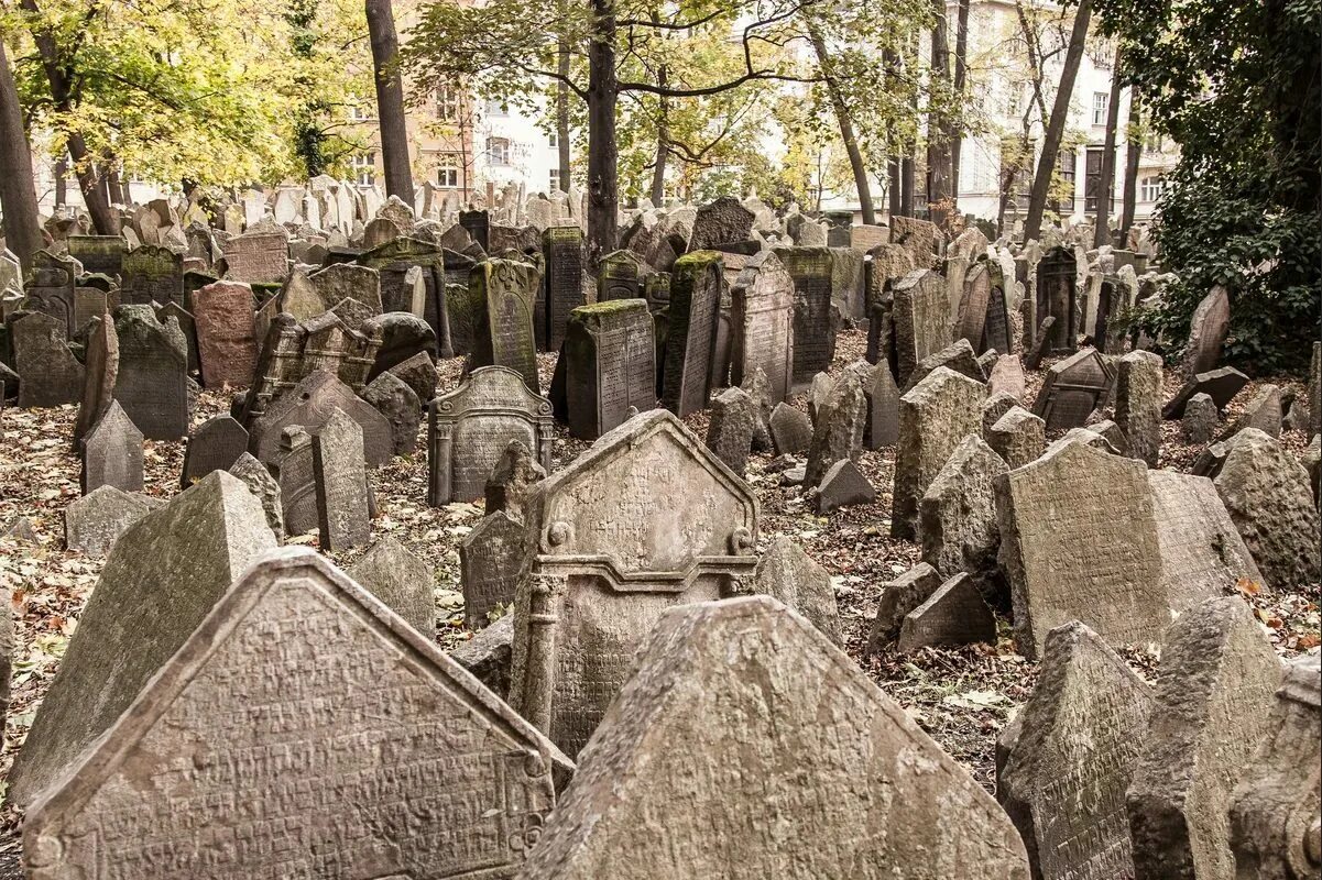 Старое еврейское кладбище в Праге Чехия. Старое еврейское кладбище Йозефов. Еврейское кладбище в пражском квартале Йозефов. Еврейское кладбище Елисаветграда.