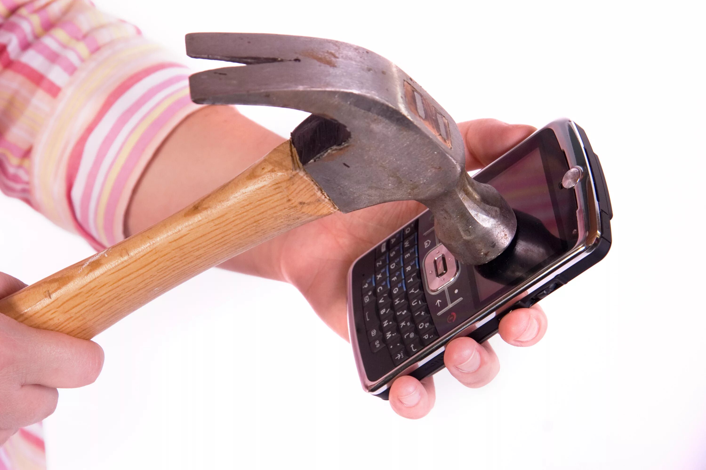 молоток и дисплей смартфона. молотком по телефону. смартфон сломался молоток. телефоны молотком. разбивает смартфон молотком.