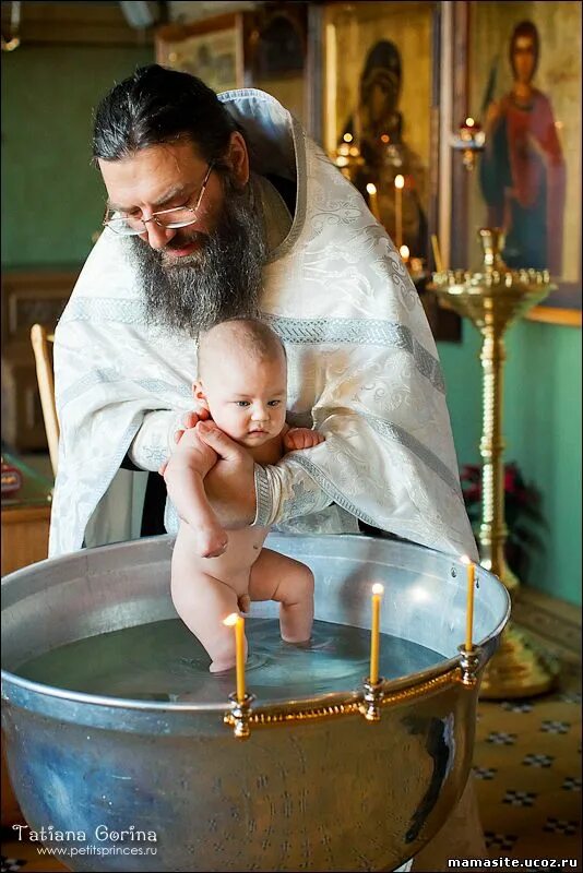 Крещение детей в церкви. Крещение ребенка. Ребенка крестят в церкви. Священник крещение ребенка. Владимир тоготин крещение ребенка.