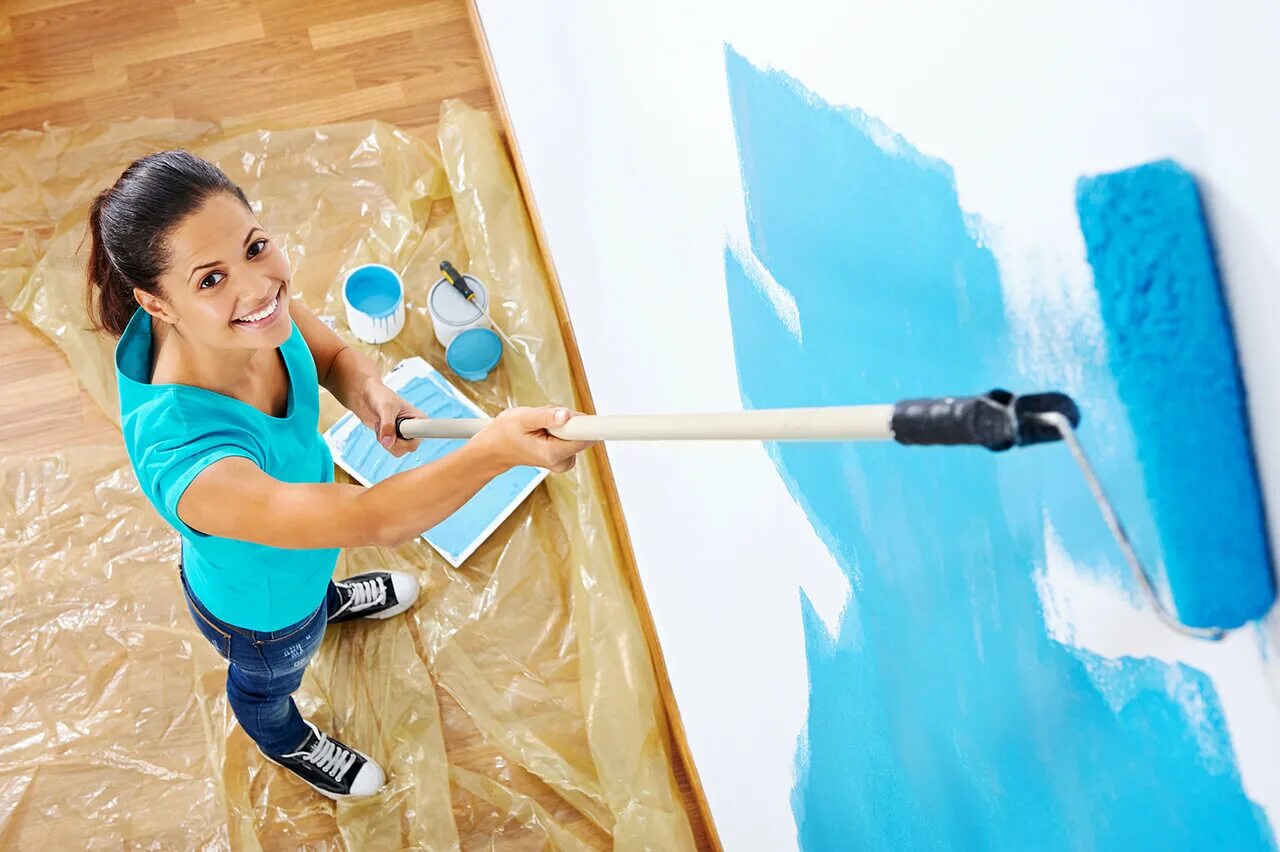 Paint использовать. Девушка красит стену. Краски для ремонта квартиры. Девушки красящие стены. Покраска водоэмульсионная выбор краски.