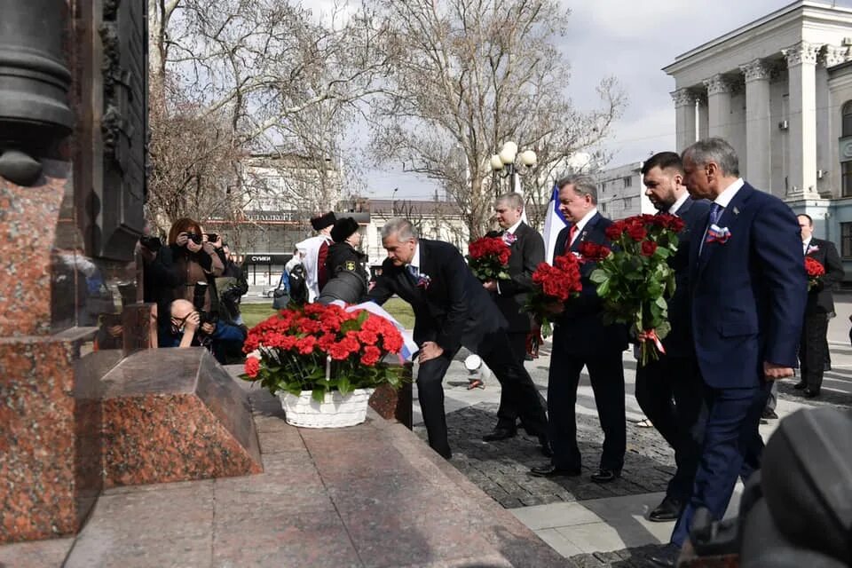 Возложение к памятнику ополчения Симферополь. Возлагают цветы к памятнику «народному ополчению всех времен».. Воссоединение Крыма с Россией возложение цветов. Памятник народному ополчению в Симферополе. 10 годовщина крымской весны