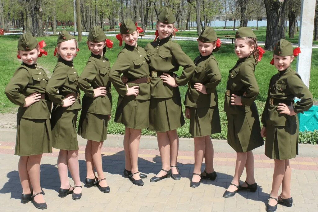 Военный костюм 9 мая. Военная форма в школе. Девочка в военной форме. Школьники в военной форме. Военное платье для девочки.