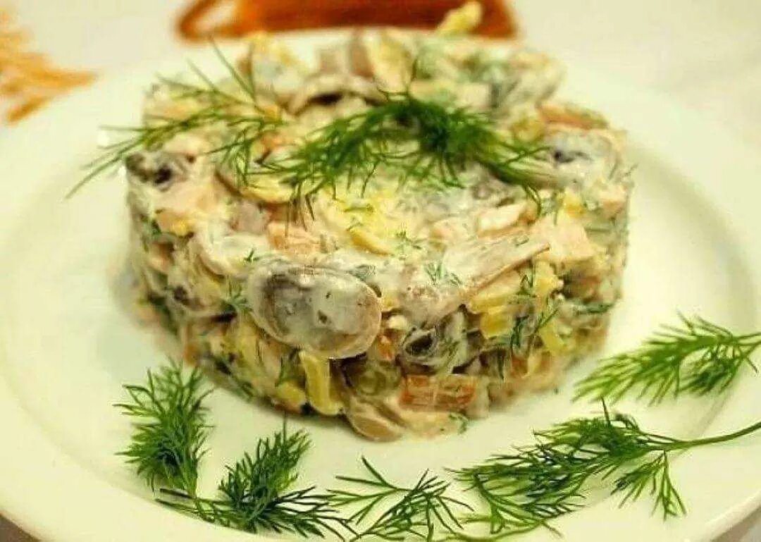 Вкусные рецепты с курицей и грибами. Салат из курицы с грибами шампиньонами. Салат с копчёной курицей и грибами. Салат с копченой курицей и шампиньонами. Салат с копчёной курицей и грибами шампиньонами.