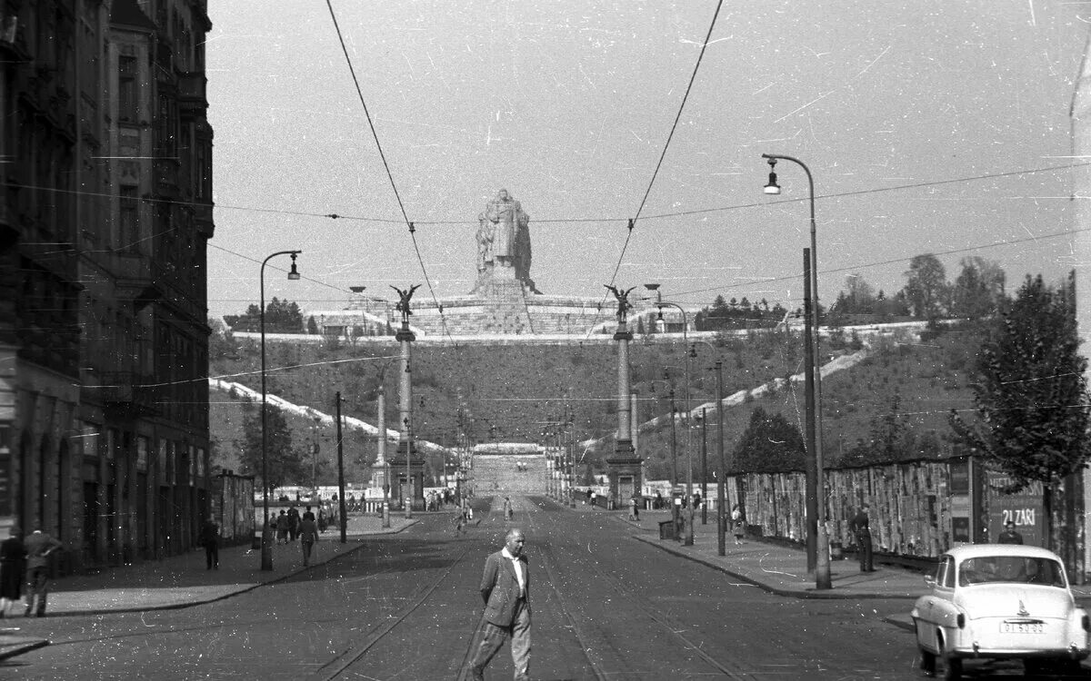 Памятник сталину в праге. Памятник сталину в праге 1955. памятник сталину в праге фото. памятник сталину (будапешт).