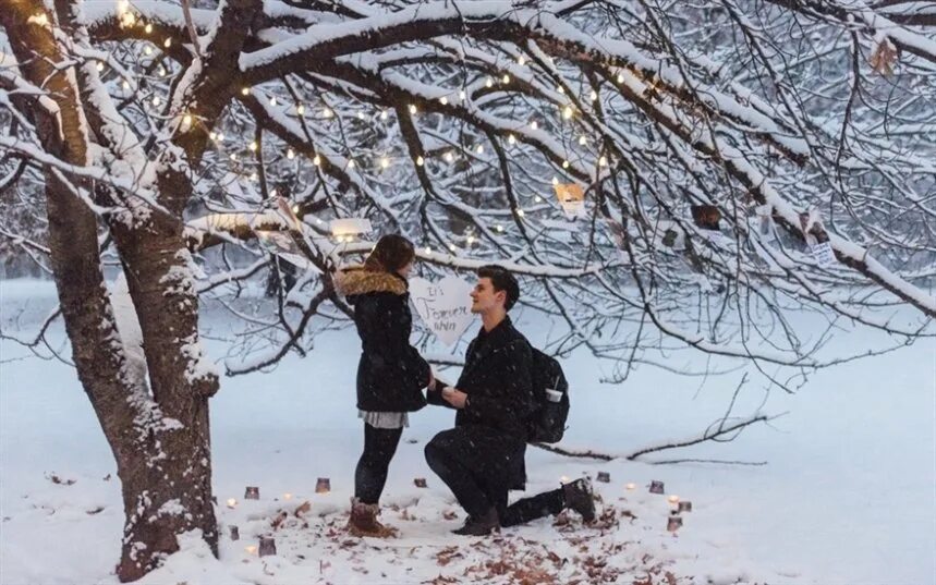Предложение руки и сердца. Где сделать предложение девушке зимой. Предложение руки зимой. Фотосессия предложение руки и сердца. Были белее снега свадебные.
