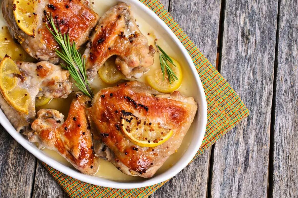 Курица с лимоном в духовке. Курица в духовке с розмарином. Курица в чесночном соусе в духовке. Курица в лимонном соусе