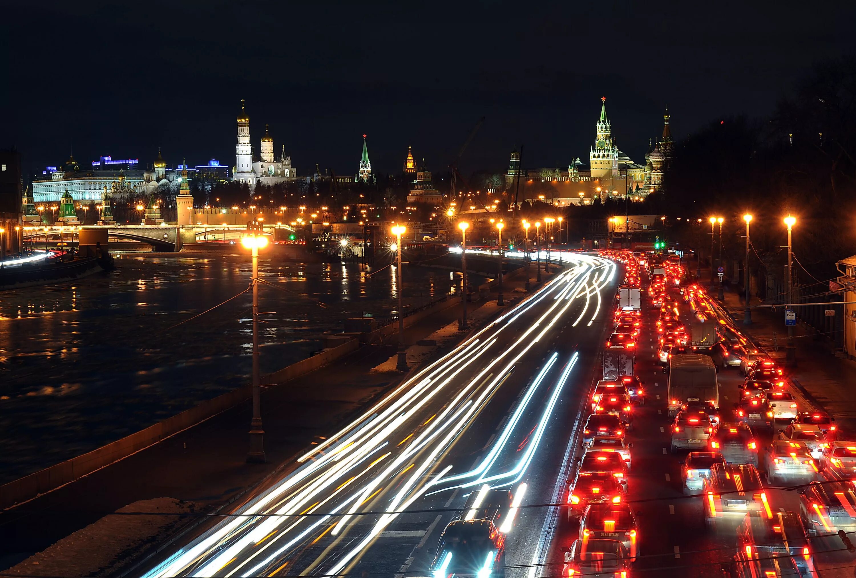 Вопрос ехать в москву. Москва Автострада Москва Сити. Ночные дороги Москвы. Москва ночью. Ночные пробки в Москве.