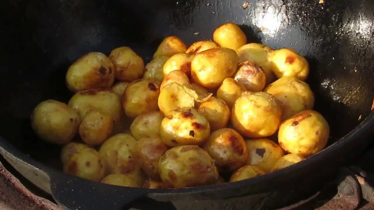 Приготовление картошки в казане