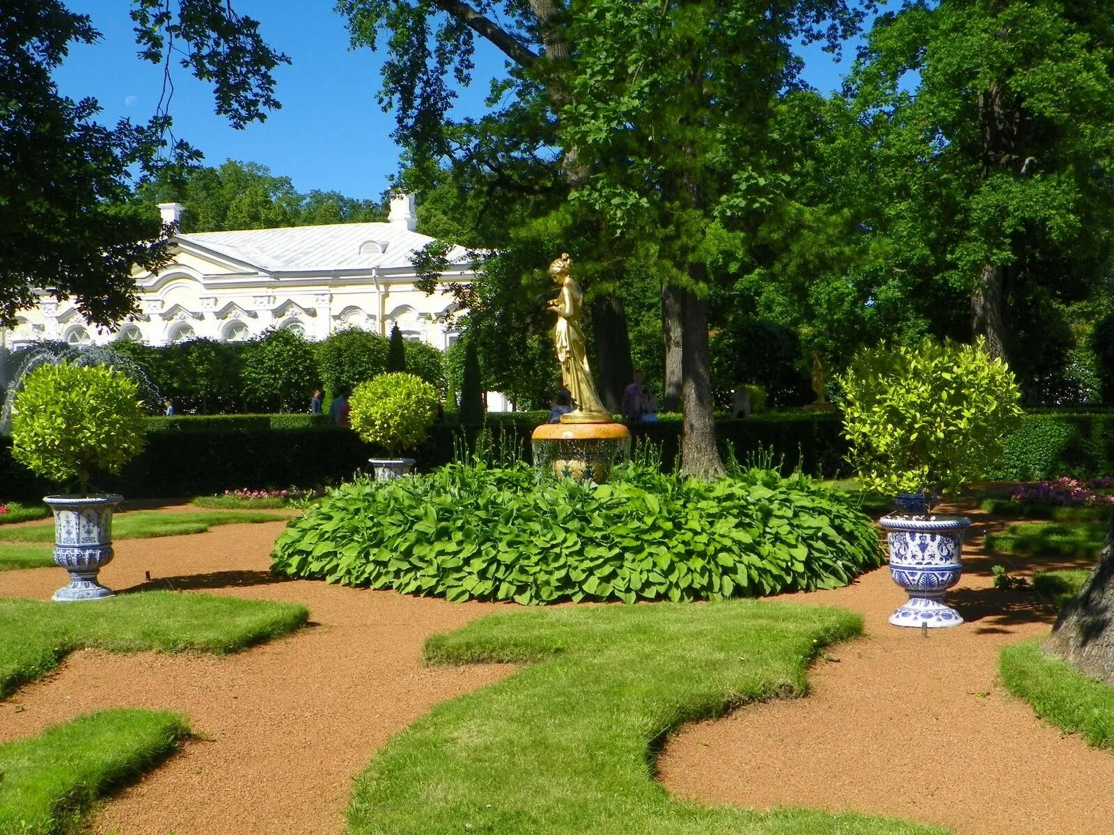 Сады франции классицизм. Версальский дворец и сады во франции. Франция версаль трианон. Культурный ландшафт петергоф. Классицизм сад.