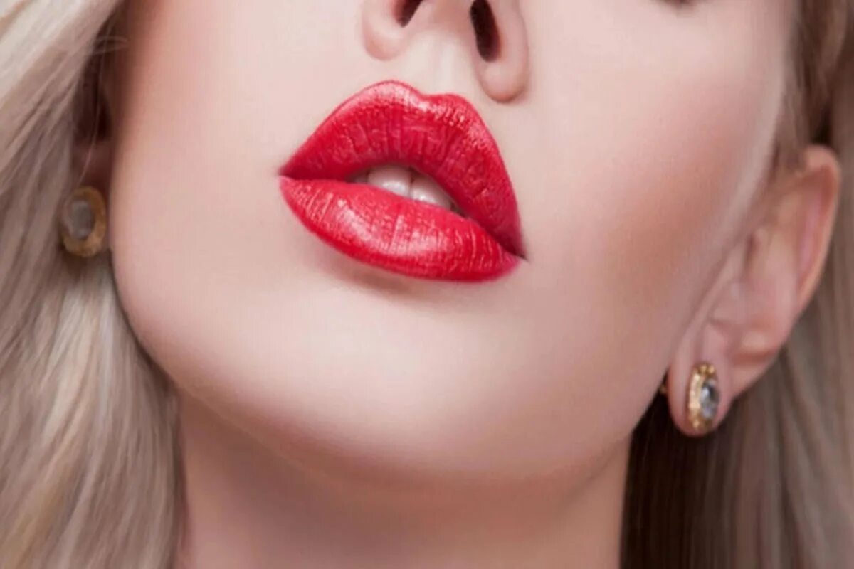 Форма губ бант. Губы реклама. аппетитные губы баннер. dodaq dolgu вертикальный.